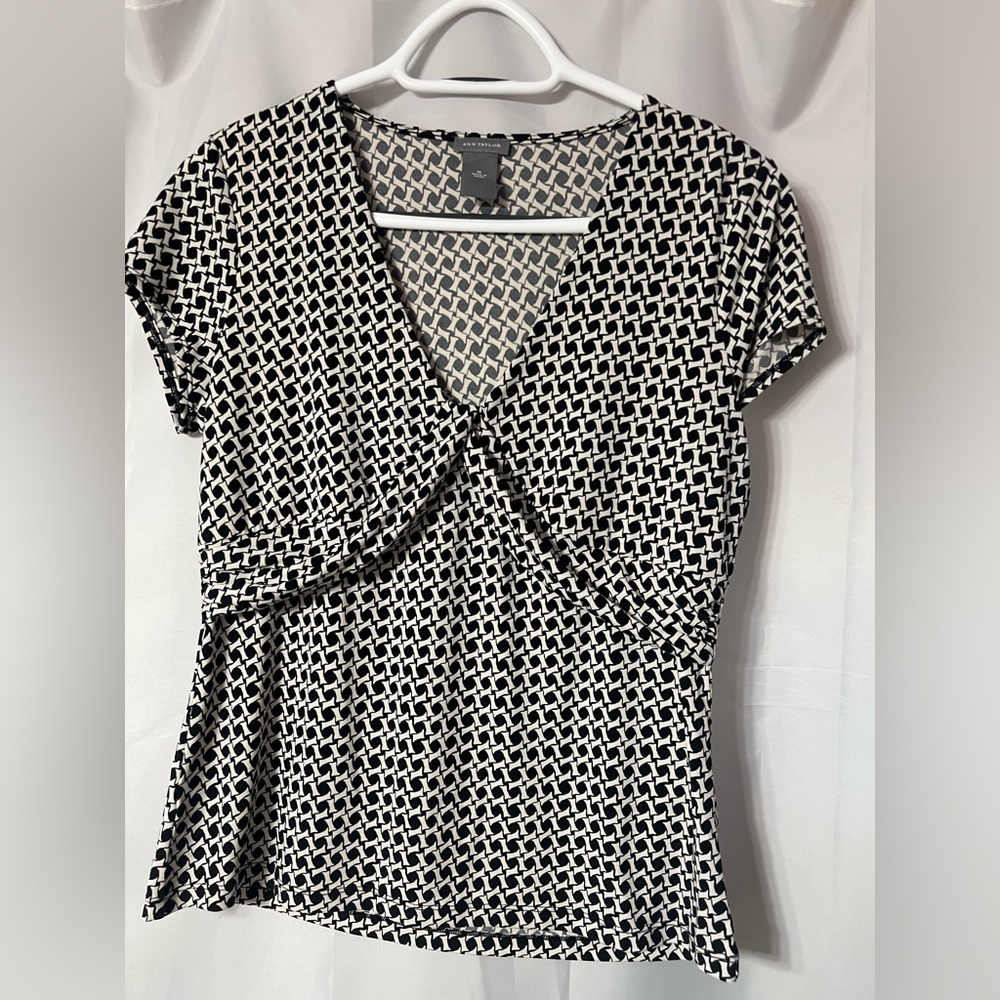 Ann Taylor Black and White Geometric Blouse. Size medium. EUC